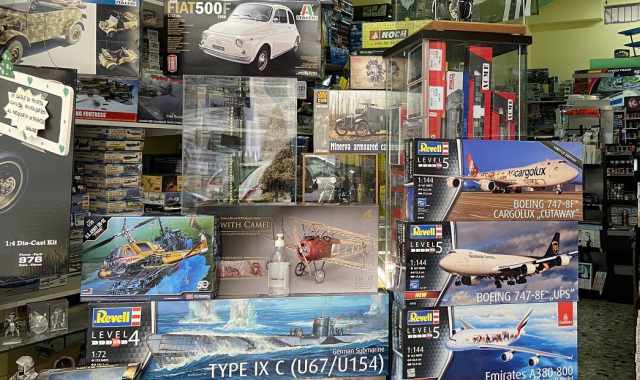 Auto, treni, aerei, navi:  l'arte del modellismo. Ma il mercato online lo sta uccidendo